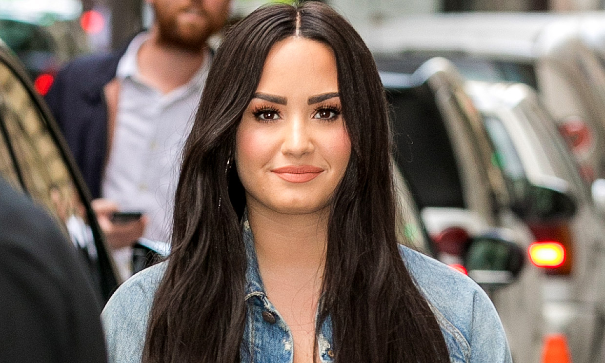 Demi Lovato se mima tras su ruptura y se envía flores a sí misma