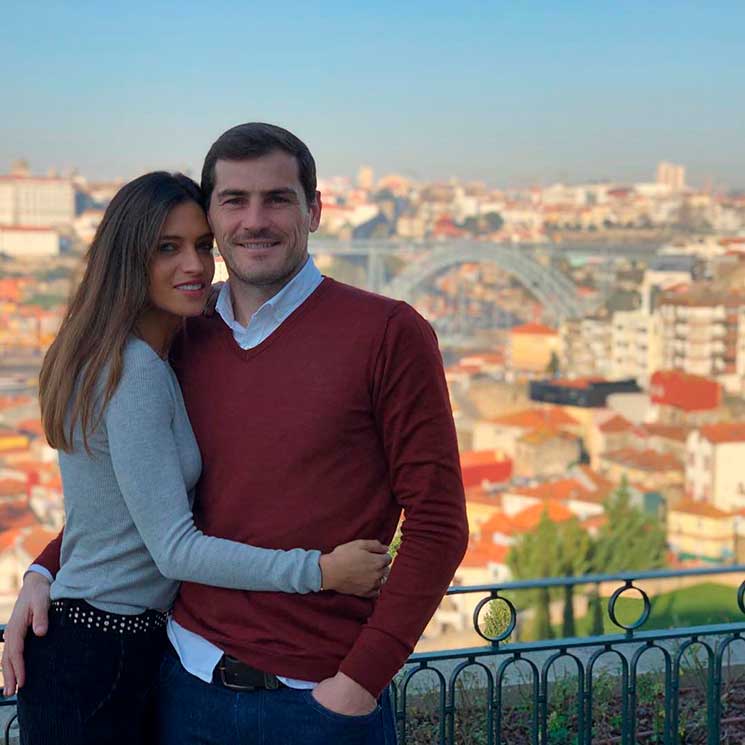 Sara Carbonero comenta, con sorna y gracia, el 'look' de un jovencísimo Iker casillas 