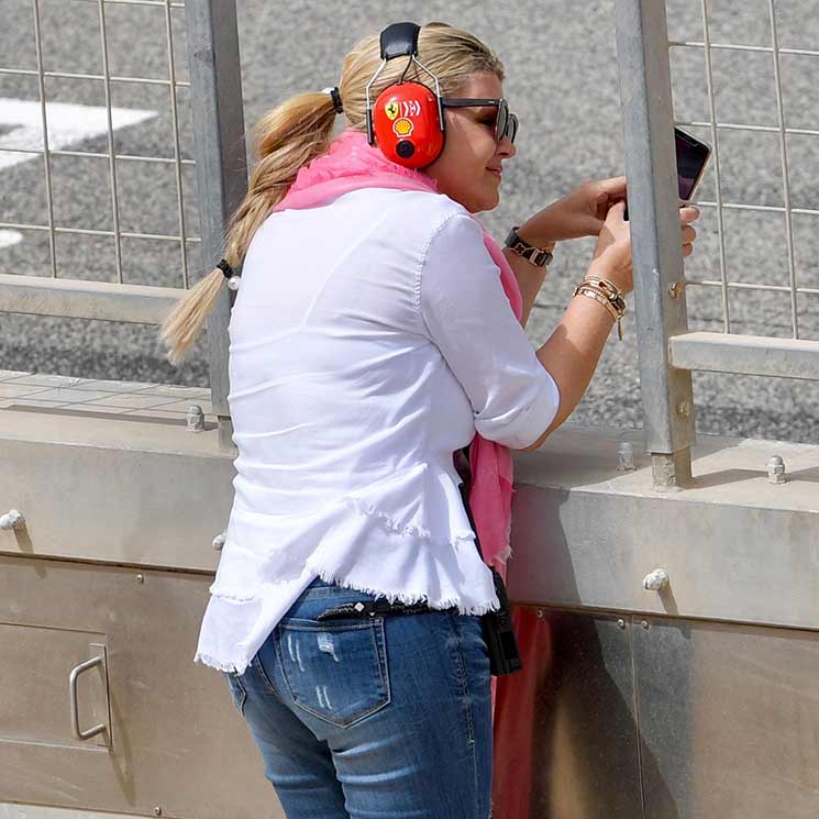 Corinna Schumacher, espectadora de excepción en el debut de su hijo al volante de un Ferrari