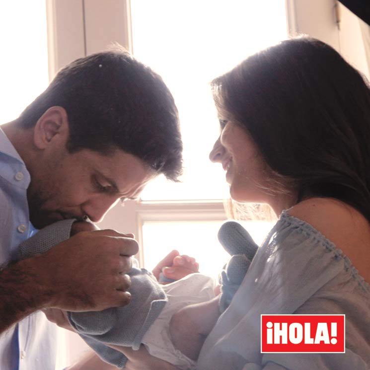 Los cariñosos gestos de Ana Boyer y Fernando Verdasco con su bebé en su posado para ¡HOLA!