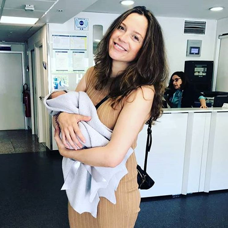 ¡Radiante y feliz! Cristina Alarcón abandona el hospital con el pequeño Paco