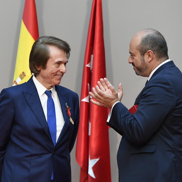 Raphael recibe la medalla de oro de la Comunidad de Madrid por toda una vida dedicada a la música