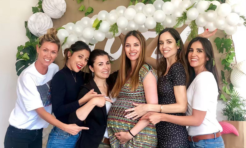 Helen Lindes celebra con una 'baby shower' sorpresa la inminente llegada de su bebé