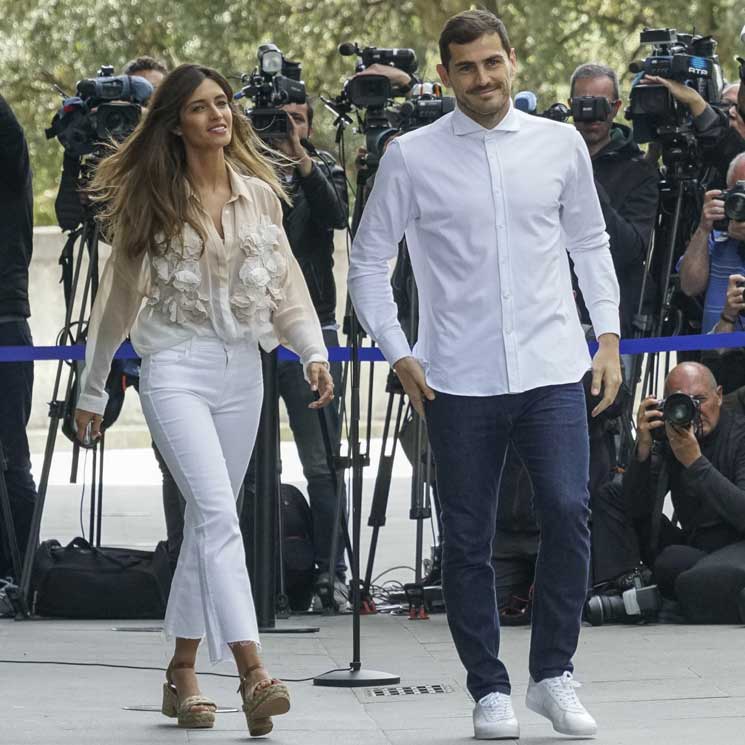 De la mano y en segundo plano, Sara Carbonero arropa a Iker Casillas a su salida del hospital