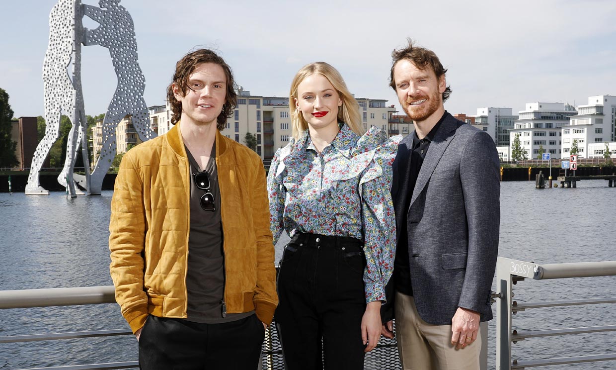 Sophie Turner, Evan Peters y Michael Fassbender