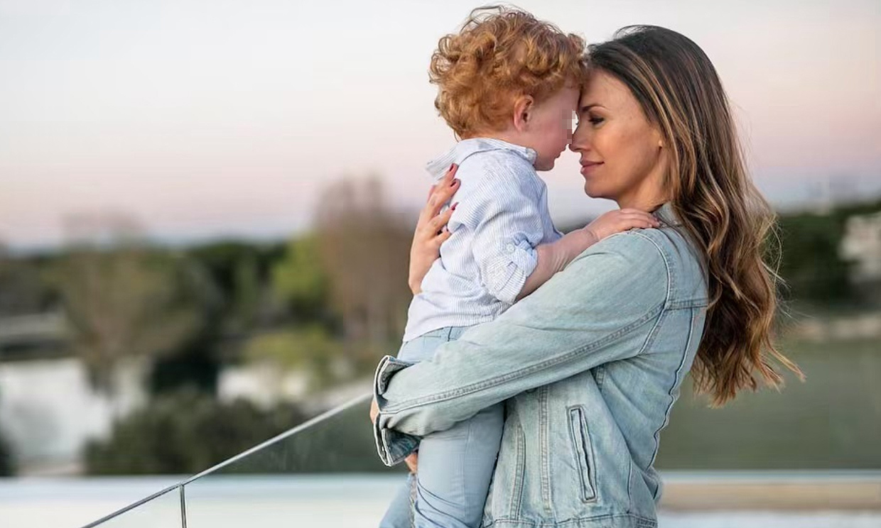 Alan, hijo de Helen Lindes y Rudy Fernández, tiene un 'equipo de guardianes' para cuidar de su hermanita