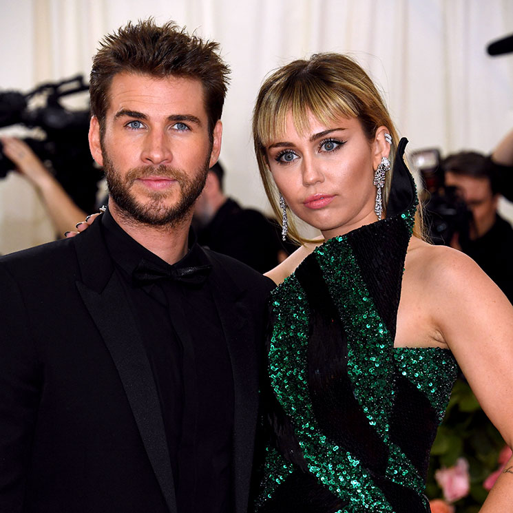 Miley Cyrus y Liam Hemsworth desatan pasiones en su llegada a Barcelona 