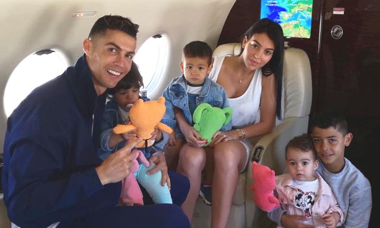 Cristiano y Georgina ponen rumbo a sus vacaciones con toda su tropa