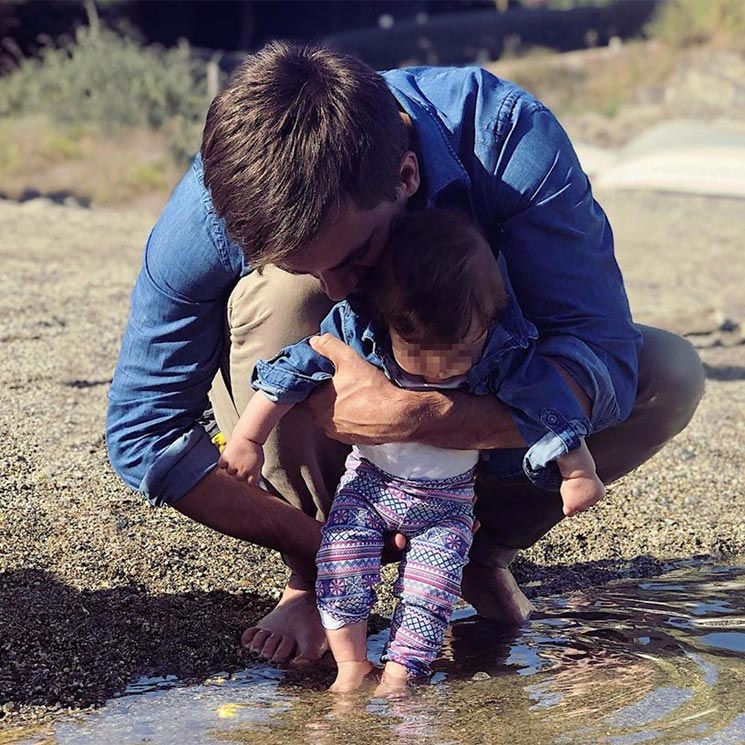 El primer 'baño' en el mar de Lia, hija de Marc Clotet y Natalia Sánchez