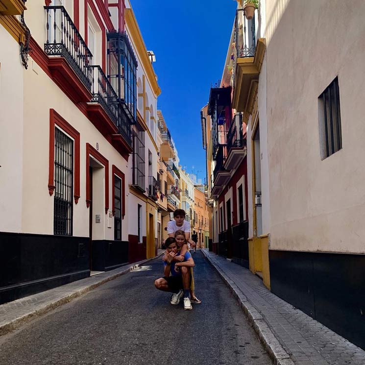 David Beckham y Victoria no están solos, ¡han viajado en familia a Sevilla!