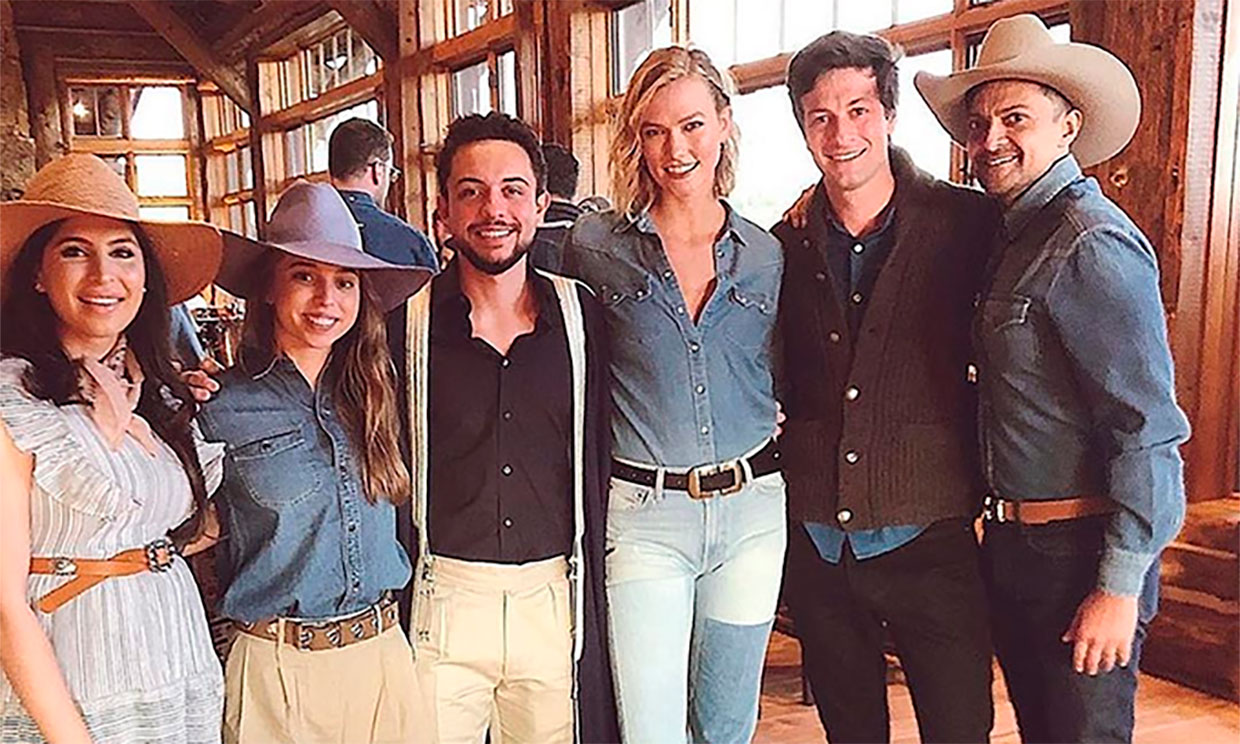 Los príncipes Hussein y Salma con Karlie Kloss y Joshua Kushner