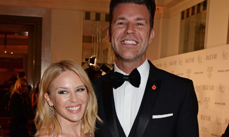 Kylie Minogue feliz al lado de Paul Solomons 