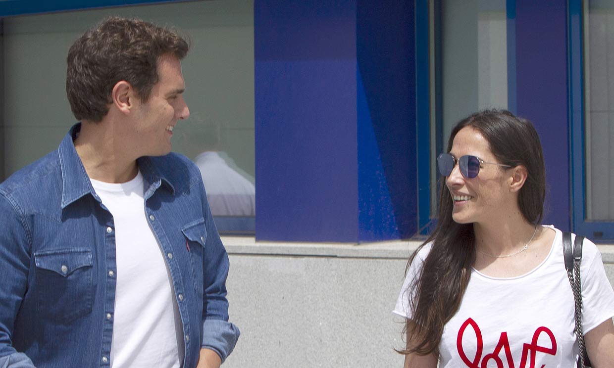 Malú y Albert Rivera puerta hospital