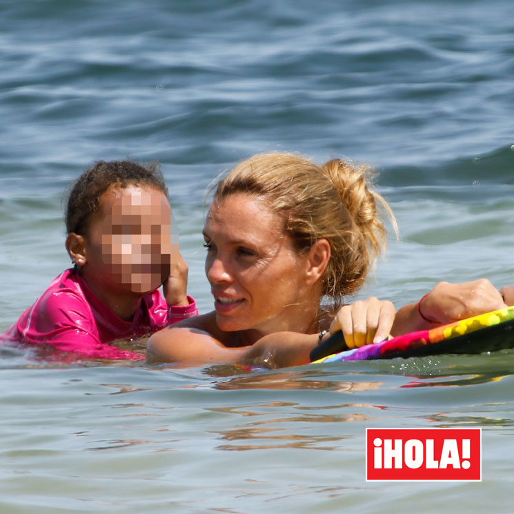 EXCLUSIVA: Esther Cañadas y su hija Galia, juegos y diversión en las aguas de Ibiza