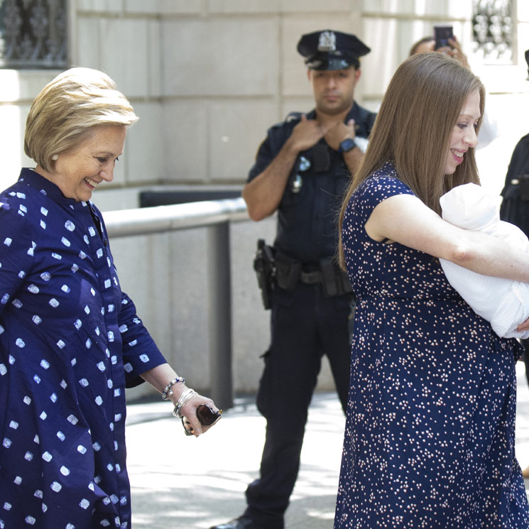 ¡Por fin en casa! Chelsea Clinton abandona el hospital tras dar a luz a su tercer hijo