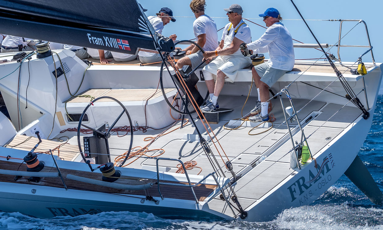 El Rey Harald V de Noruega entrenando en la bahía de Palma