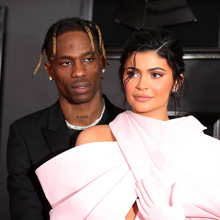 Un 'camino de rosas': Travis Scott transforma la casa de Kylie Jenner con el regalo más romántico 