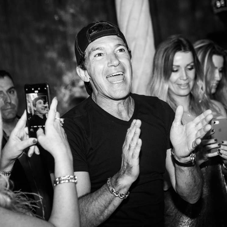 Djs, bailarinas, espectáculos aéreos... así fue la gran fiesta de cumpleaños de Antonio Banderas