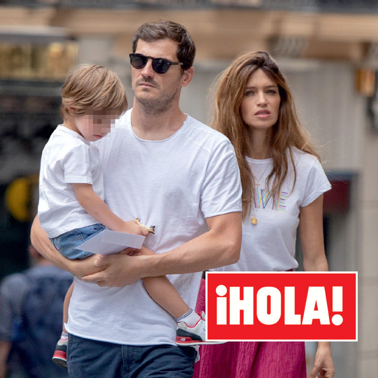 Exclusiva en ¡HOLA!: Sara Carbonero y Casillas, primeras imágenes del verano en familia, en sus momentos más difíciles