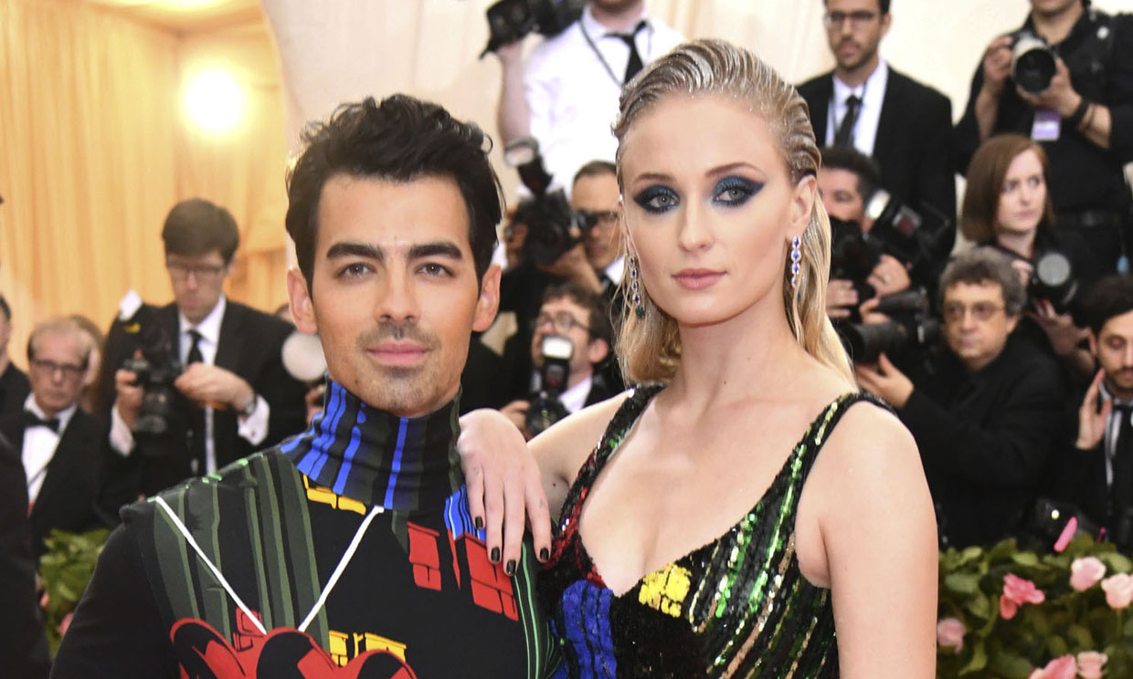 Sophie Turner felicita a Joe Jonas el cumpleaños con una tarta en mitad de un concierto