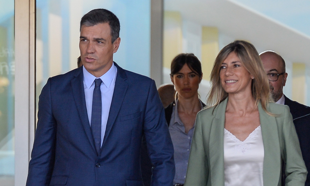 Pedro Sánchez y su mujer visita al Rey en el hospital