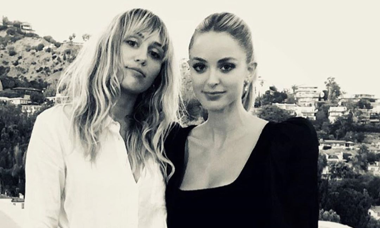 Miley Cyrus celebra el cumpleaños de Kaitlynn Carter entre amigos