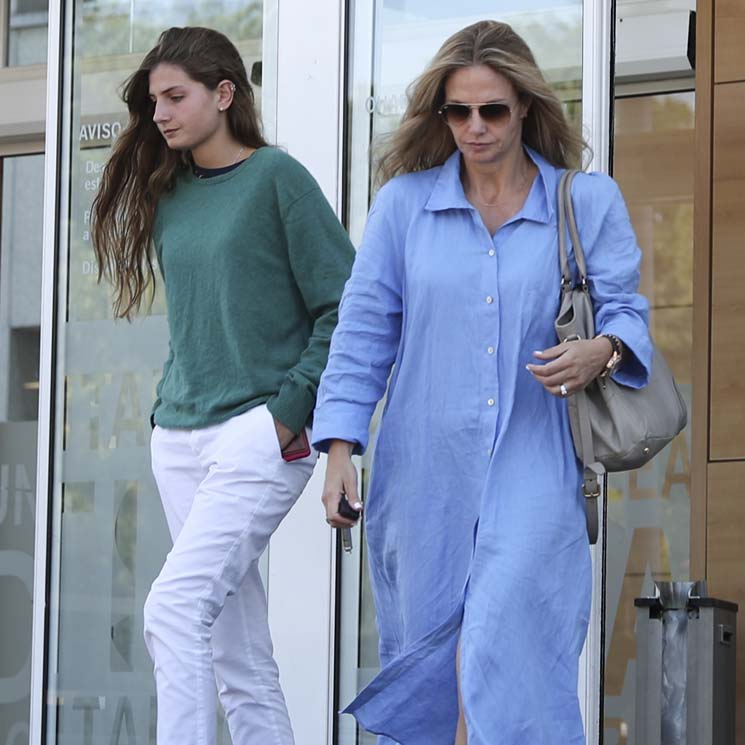 Amina Martínez de Irujo y su madre, Genoveva Casanova, en el hospital horas antes de su puesta de largo