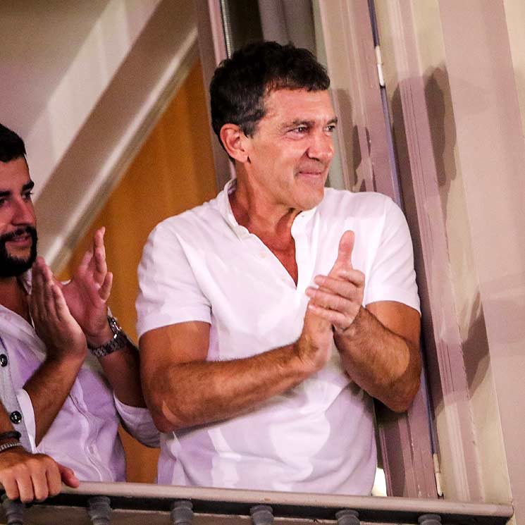 Antonio Banderas admira desde la barrera el primer desfile de Nicole Kimpel y su hermana Barbara