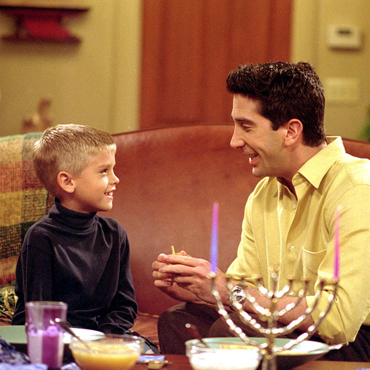 Cole Sprouse (el hijo de Ross) regresa a 'Friends' por su 25 aniversario