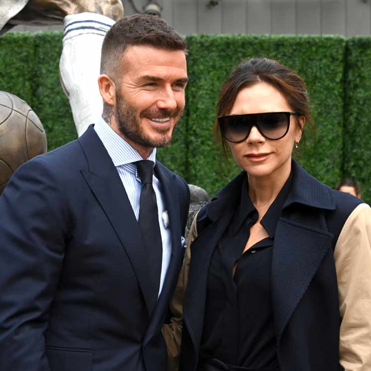 Victoria Beckham revela el secreto de la belleza de su marido: ¡le 'roba' sus cosméticos!