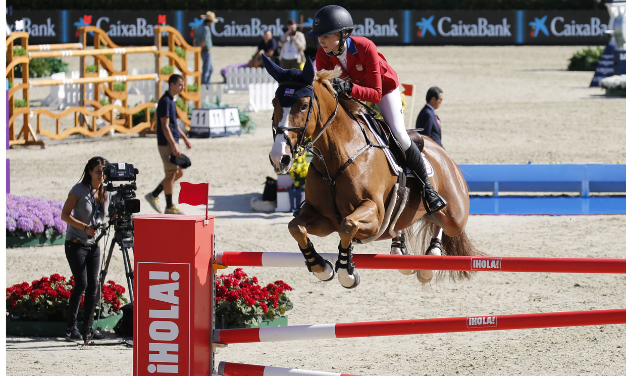 Marta Ortega, Cayetano Martínez de Irujo y Simon Baker, en el CSIO Barcelona