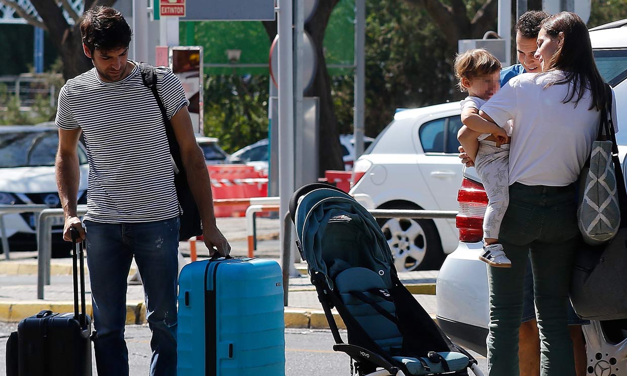 EXCLUSIVA: El 'ligero' equipaje de Cayetano Rivera, Eva González y el pequeño Cayetano