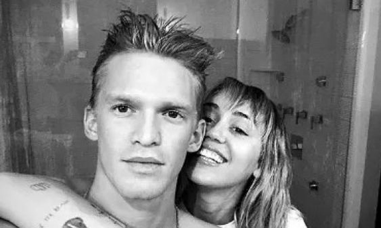 Miley Cyrus y Cody Simpson cantan juntos hasta en el baño