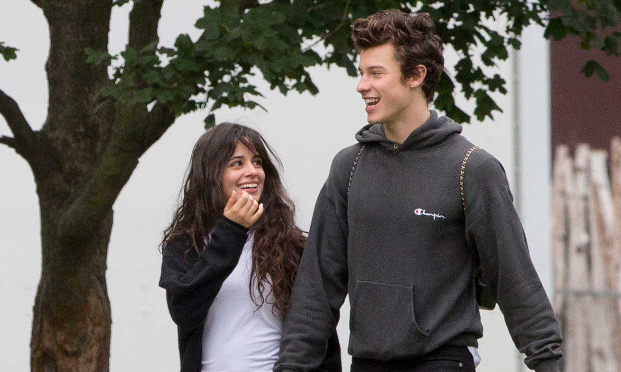 Camila Cabello y Shawn Mendes paseando de la mano por la calle