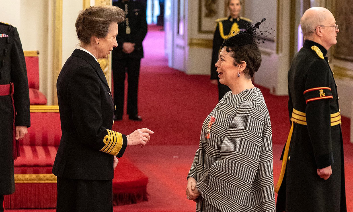 Olivia Colman tiene un encuentro con la Familia Real antes del estreno de 'The Crown'