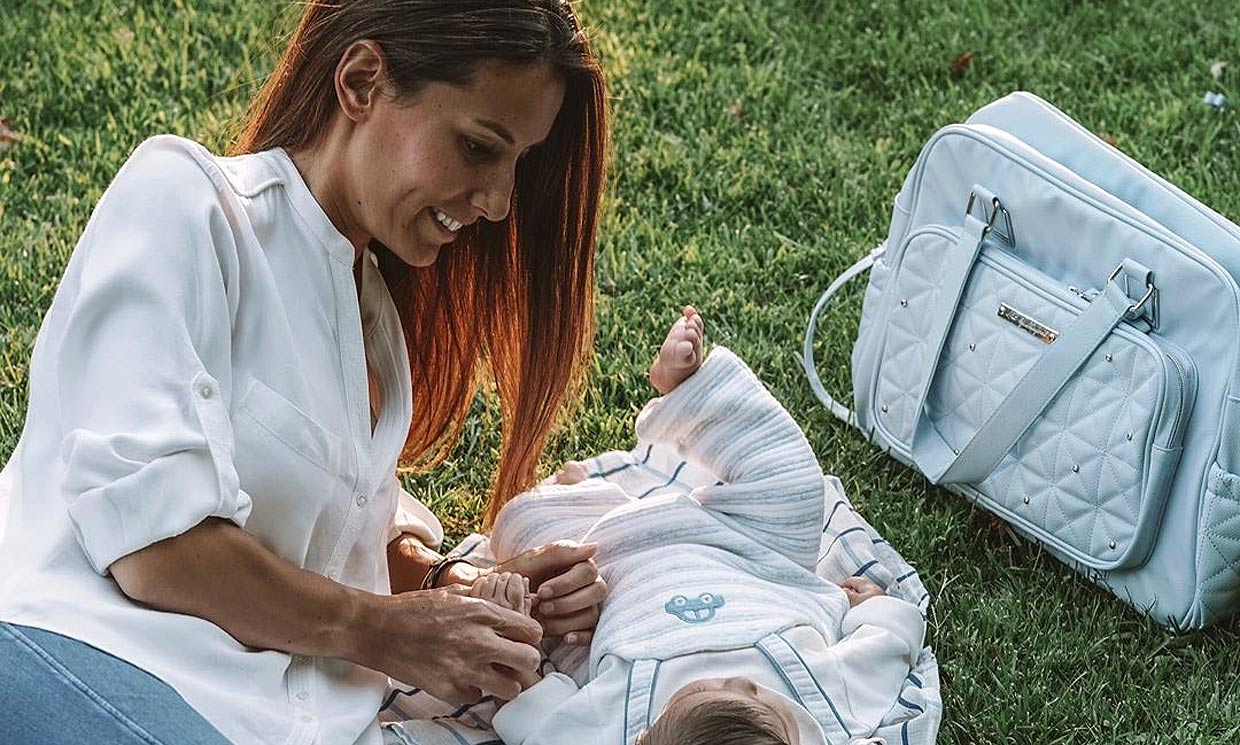 Entre sonajeros y juguetes, Ana Boyer 'muere de amor' con su hijo Miguel