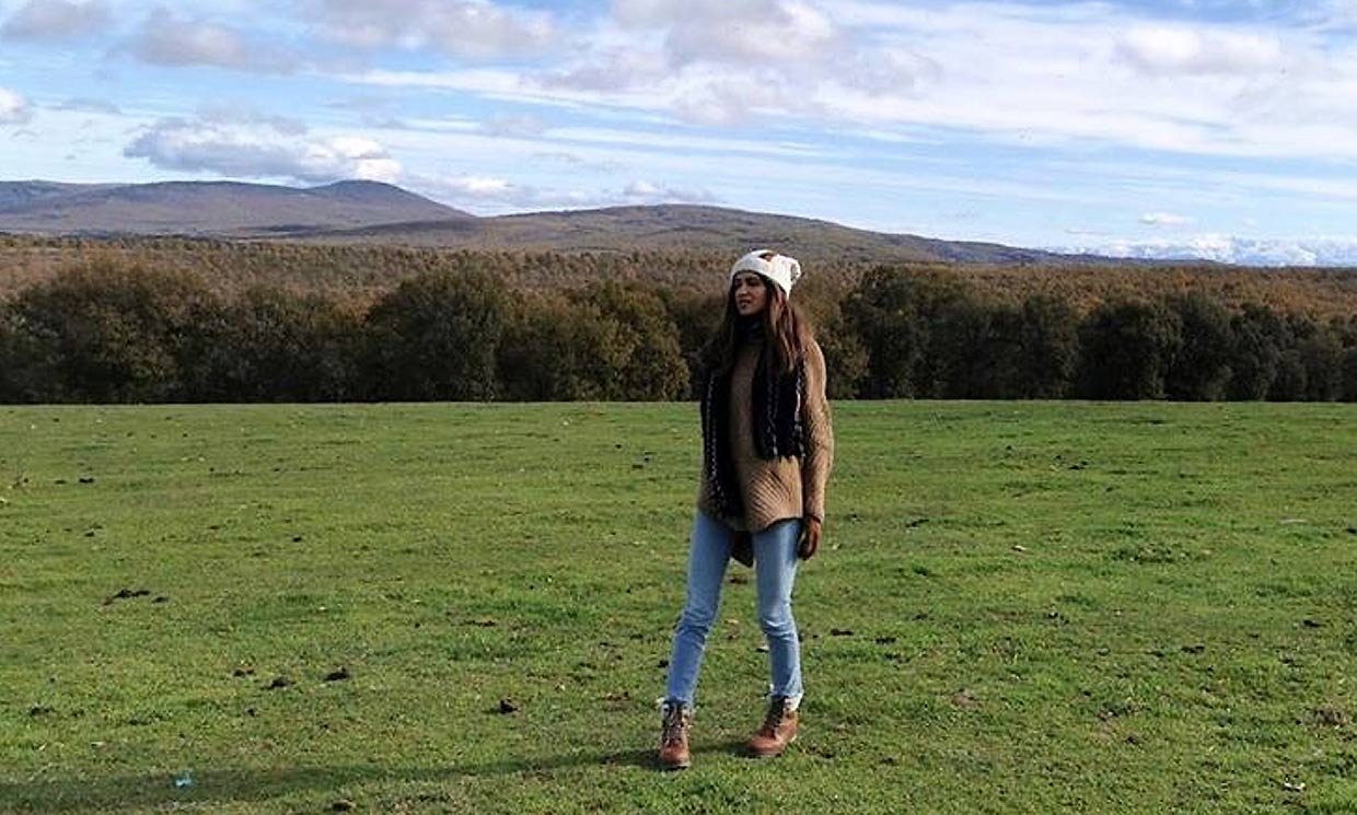 Sara Carbonero hace una 'pausa' para disfrutar del momento en el campo y rodeada de niños