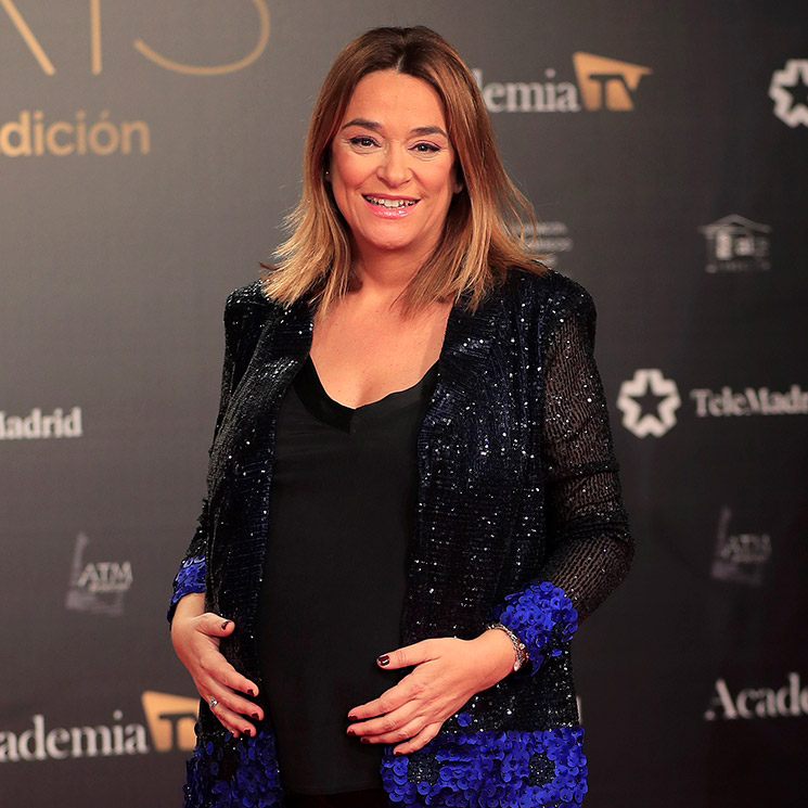 Toñi Moreno, al pie del cañón en su séptimo mes de embarazo, recibe el premio Iris