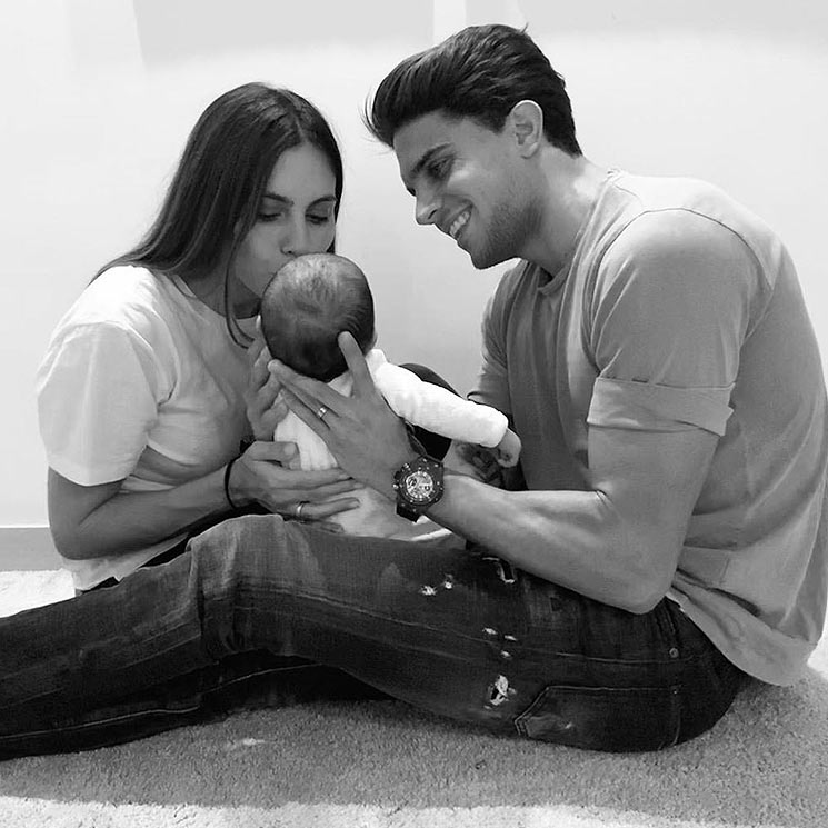 ¡Qué tiernos! Marc Bartra y Melissa Jiménez celebran el primer cumplemes del pequeño Max