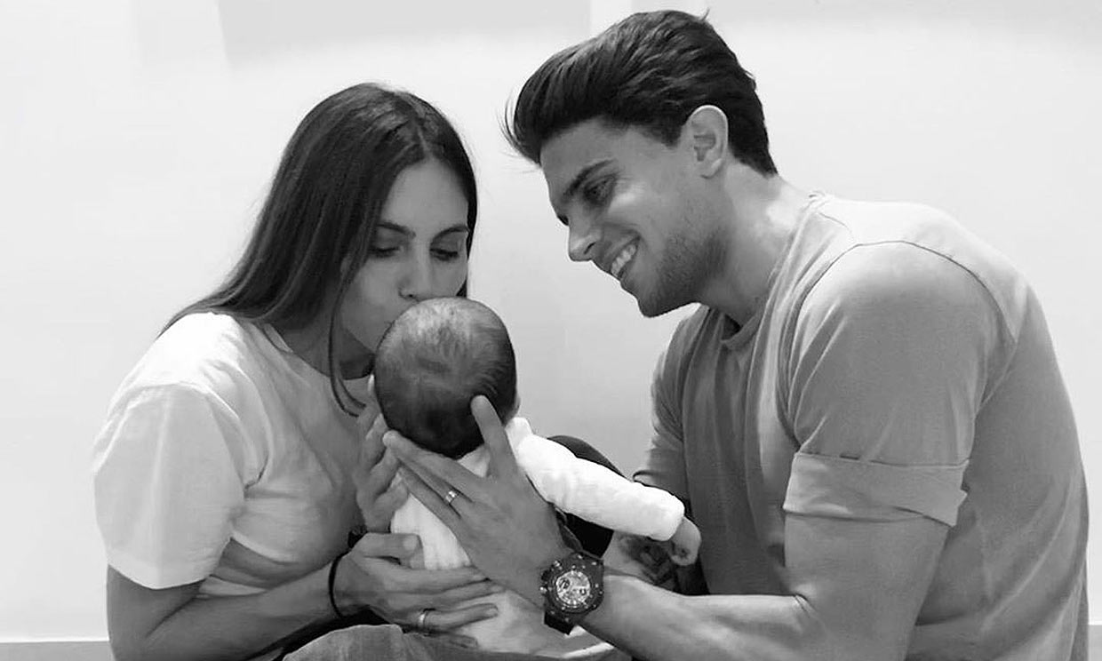 Marc Bartra y Melissa Jiménez celebran emocionados el primer cumplemes de su bebé