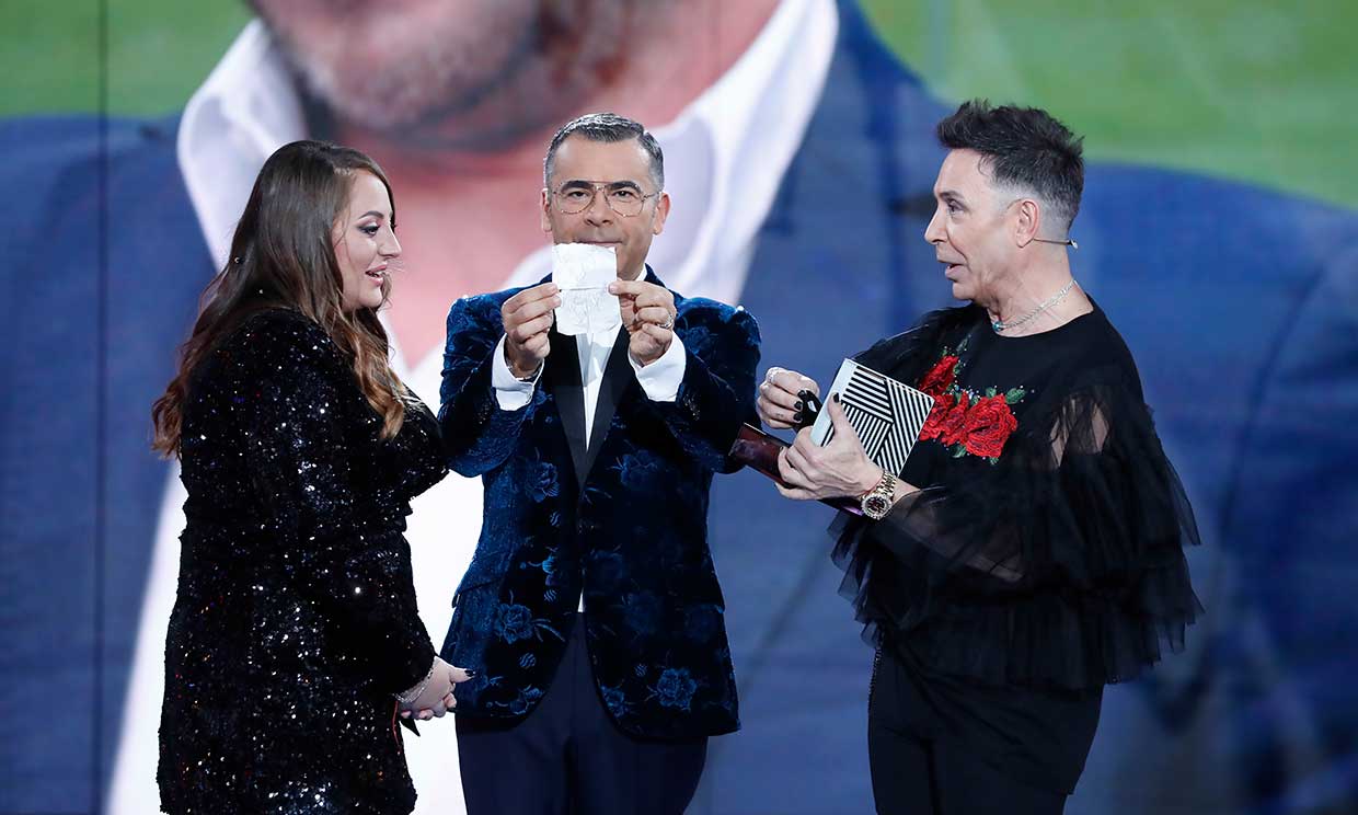 Maestro Joao da un regalo a Rocío Flores