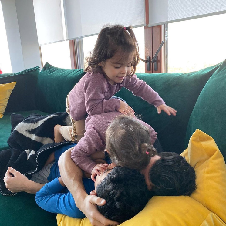 ¡A por papá! Los 'bebés' de Georgina Rodríguez se comen a besos a Cristiano Ronaldo