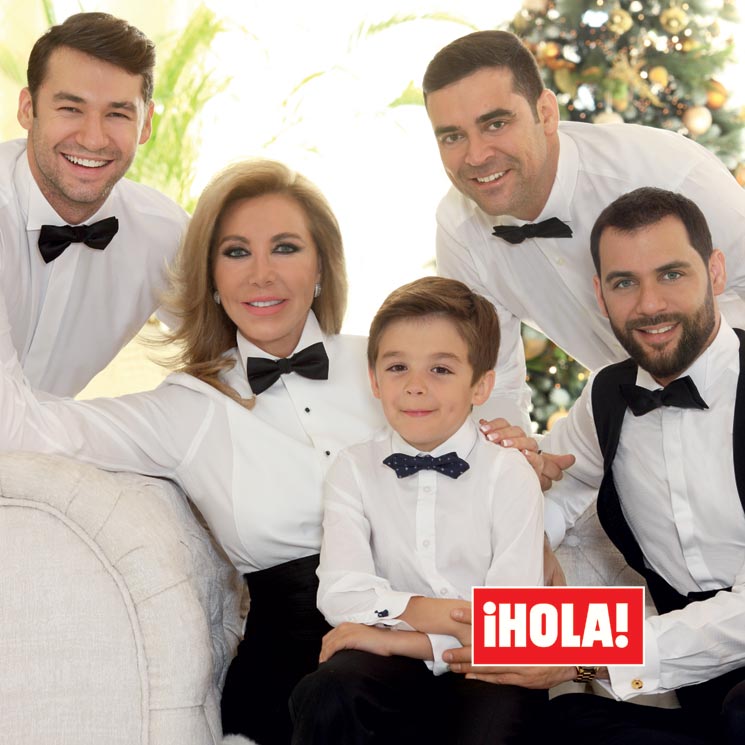 Exclusiva en ¡HOLA!, Norma Duval posa por primera vez en casa con sus tres hijos y su nieto