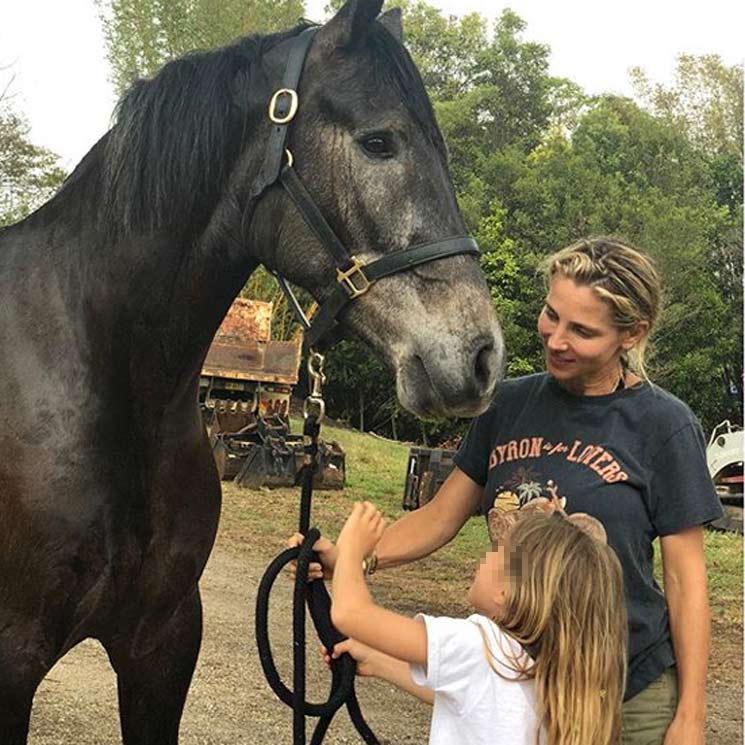 Guantes, jeringuilla... La hija de Elsa Pataky tiene clara su profesión con tan solo 7 años