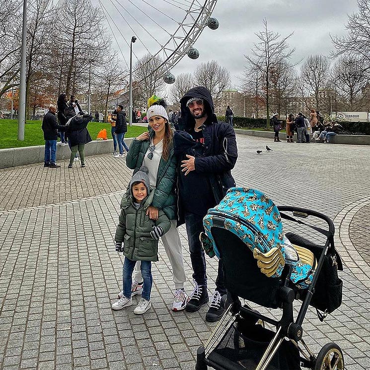 ¡Ahora Londres y con su hermano! Theo, el hijo de Sara Sálamo e Isco Alarcón, ya es todo un bebé viajero