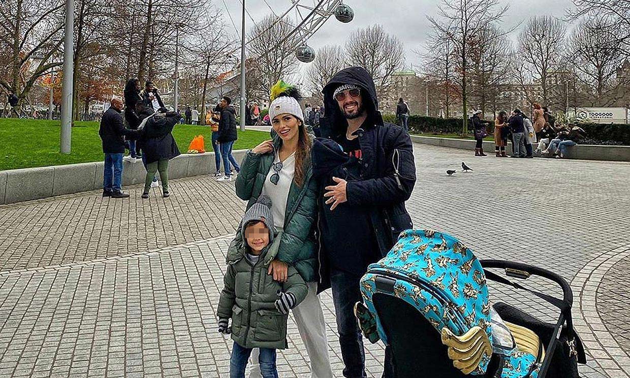 ¡Ahora Londres y con su hermano! Theo, el hijo de Sara Sálamo e Isco Alarcón, ya es todo un bebé viajero