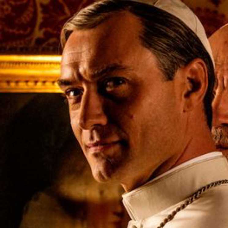 Jude Law, que nos enamoró en Navidad con 'The Holiday', vuelve convertido en santo en 'The new Pope'