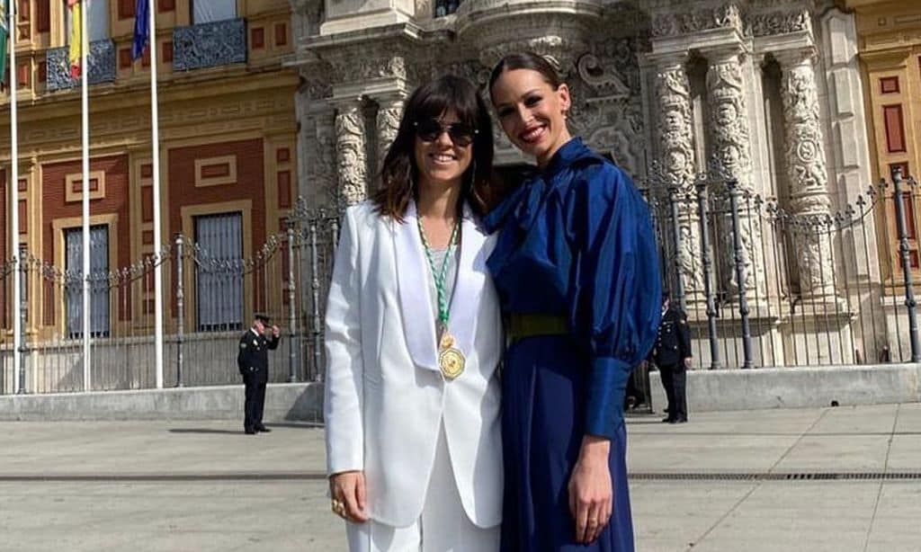 Eva González muy emocionada en la entrega de los Premios Bandera de Andalucía 