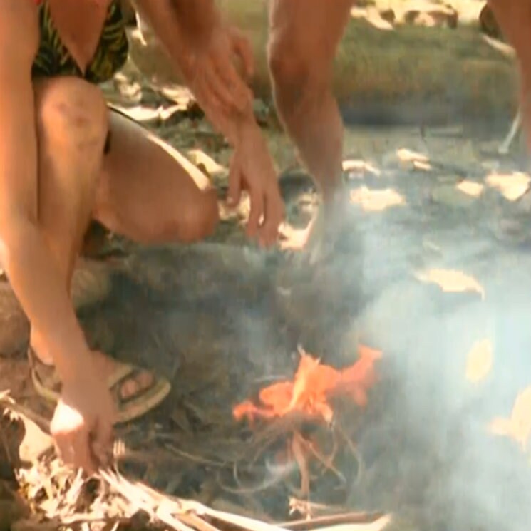 Los intentos de hacer fuego hacen saltar las chispas entre los siervos