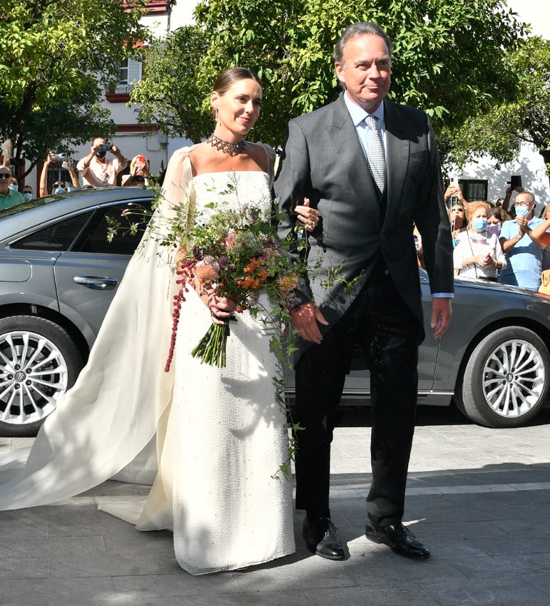 Claudia Osborne llega a la iglesia con su padre, Bertín Osborne